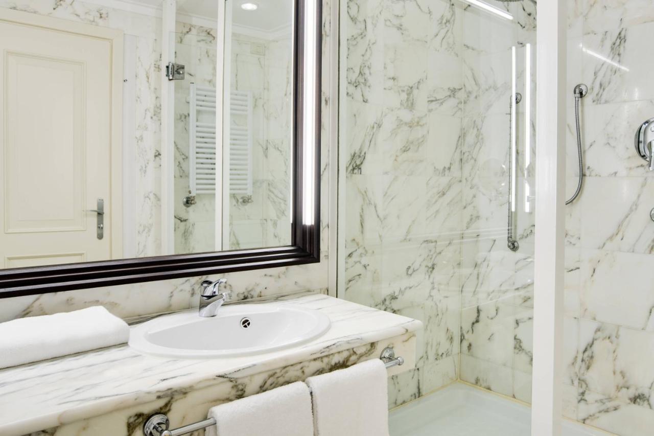 Chambre Lits Jumeaux de Luxe avec Vue sur la Piscine